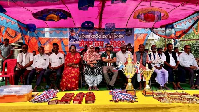 किशोरी क्रिकेट प्रतियोगिताको उदघाटन गर्नुहुदै नगर प्रमुख आलम 1